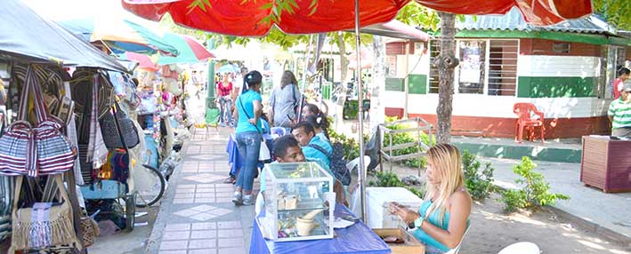 En esta plaza Bolívar de Maicao, existen más de 80 bancos ambulantes, es decir cambiadores de bolívares.